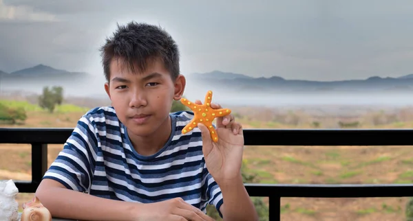 亚洲男孩在家里用塑胶质塑造出动物 水果和其他物体的形状 在家里自由自在地和黏土打交道 — 图库照片
