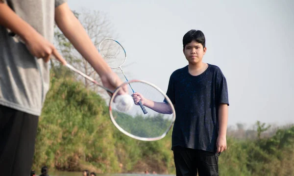 Asijští Chlapci Drží Badminton Shuttlecock Raketa Stojí Hrát Břehu Řeky — Stock fotografie