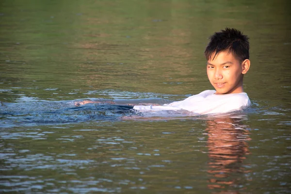 Ázsiai Aranyos Fiú Fehér Pólóban Játszik Búvárkodás Dobott Úszás Helyi — Stock Fotó