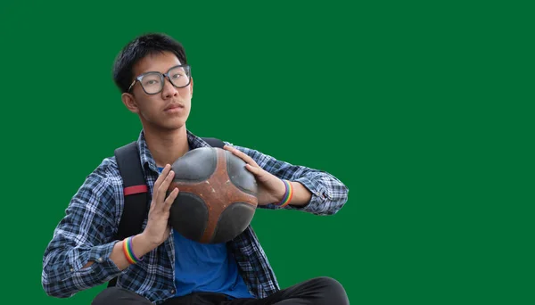 Izolovaný Asijský Muž Teenager Kostkované Košili Drží Starý Trénink Basketbal — Stock fotografie