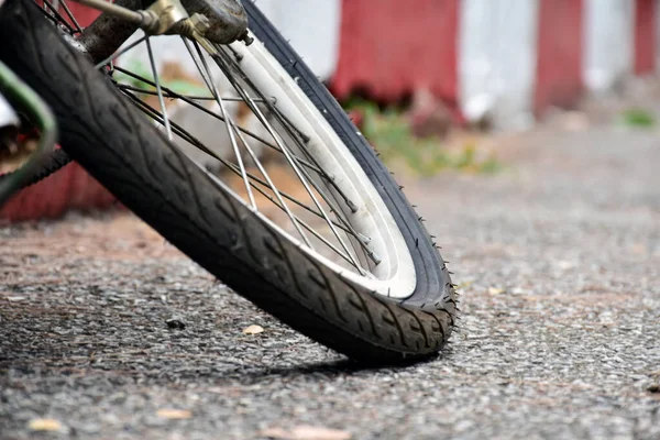 Rear Wheel Bicycle Flat Left Parked Trowalk Change Fix — стоковое фото