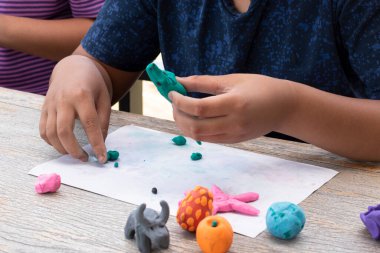 LD çocuklarının farklı şekilleri ve renkleri, eğitilmek, konsantre olmak ve beyin becerilerini arttırmak için önlerindeki masaya konur, yumuşak ve seçici odaklanma.