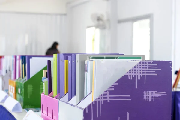 Разноцветные Папки Сотрудников Сотрудников Офиса Хранятся Сортируются Коробках Офисе Оценки — стоковое фото