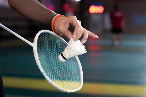 Badmintonspieler Trägt Regenbogenarmbänder Und Hält Schläger Und Weißen Federball Vor — Stockfoto