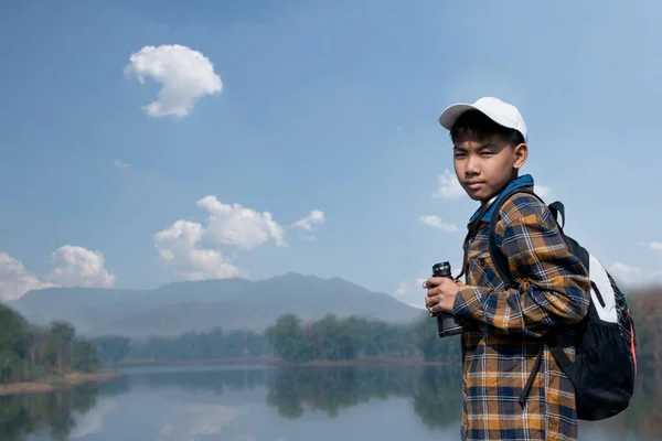 Αγόρι Casual Ρούχα Κρατώντας Ένα Χάρτη Και Κιάλια Στέκεται Και — Φωτογραφία Αρχείου