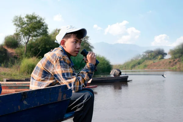Niño Asiático Con Camisa Gorra Cuadros Sentado Sosteniendo Binoculares Proa — Foto de Stock
