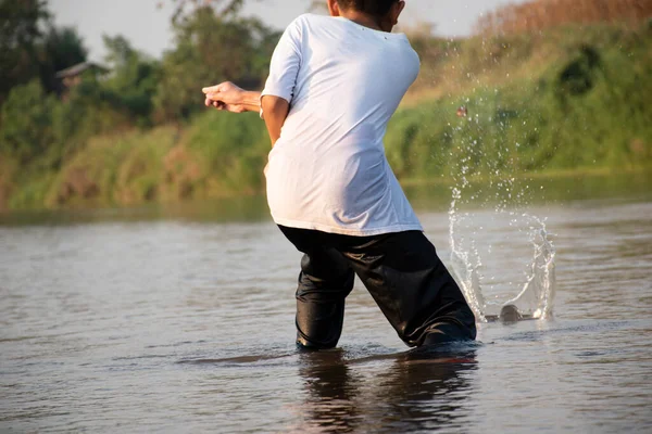 Азиатский Мальчик Повседневной Одежде Проводит Свободное Время Ныряя Плавая Бросая — стоковое фото