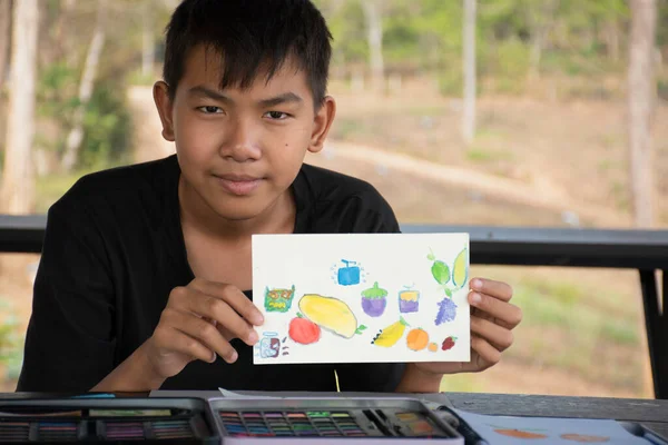 아시아 소년은 방학중에 쟁반에 드라이바 그림을 그리고 그림을 그리고 스케치 — 스톡 사진