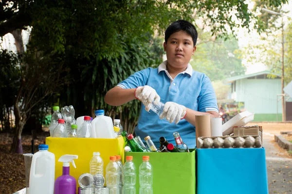 Asiatische Jungen Mülltrennung Und Legte Sie Boxen Gemeinnützige Arbeit Leisten — Stockfoto