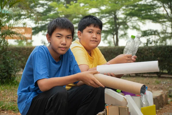 Азиатские Мальчики Кавказском Отделяют Гаражи Парке Общины Мягкую Избирательную Направленность — стоковое фото