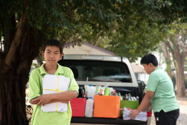 Asiatique Garçon Shirt Vert Sépare Différents Types Déchets Dans Des — Photo