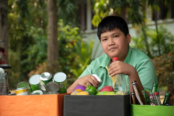 Азиатский Мальчик Отделяет Гаражи Положить Коробки Перед Ним Рядом Зданием — стоковое фото