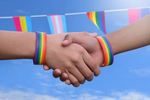 虹色の背景を持つLgbtの人々の握手 成功のための概念 そしてLgbtの人々と誇りの月のお祝いへの愛 — ストック写真