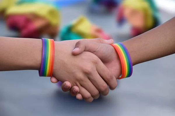 虹色の背景を持つLgbtの人々の握手 成功のための概念 そしてLgbtの人々と誇りの月のお祝いへの愛 — ストック写真