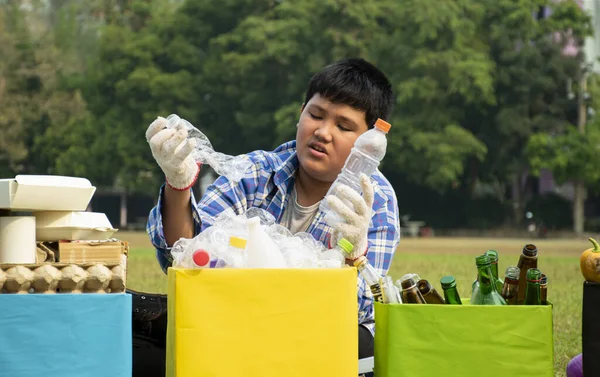 Азиатский Мальчик Сортирует Пластиковые Отходы Другие Мусорные Баки Парке Концепция — стоковое фото