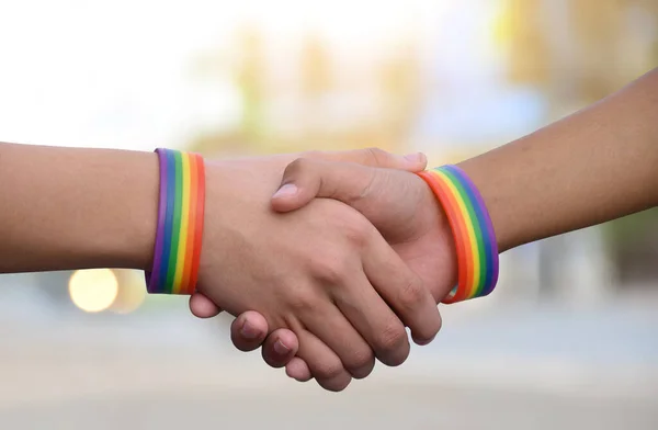 虹色のハートを背景としたLgbtの人々の握手 成功のためのコンセプト Lgbtの人々と誇りの月のお祝いへの愛 — ストック写真