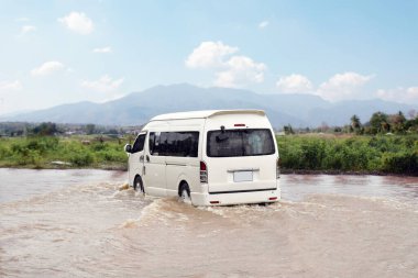 Şiddetli yağışlı bir mevsim nedeniyle çamurlu yağmurlar bölgeyi birbirine bağlayan ana yolları sular altında bıraktı, bu da arabaların geçmesini zorlaştırdı ve motor arızalarına yol açtı, hareket halinde, araba sigortası kavramı.