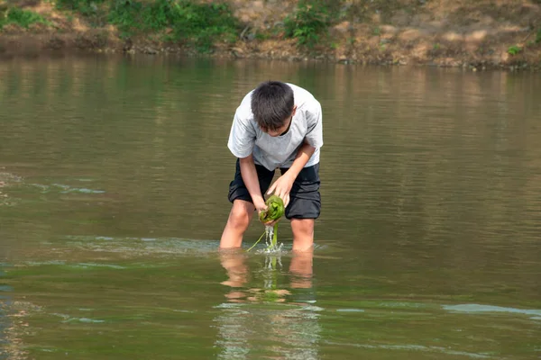 Asiatische Jungen Halten Süßwasseralgen Die Natürlich Einem Fluss Wachsen Idee — Stockfoto
