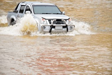 Şiddetli yağışlı bir mevsim nedeniyle çamurlu yağmurlar bölgeyi birbirine bağlayan ana yolları sular altında bıraktı, bu da arabaların geçmesini zorlaştırdı ve motor arızalarına yol açtı, hareket halinde, araba sigortası kavramı.