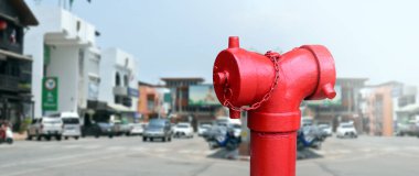 Güneydoğu Asya ülkesinin kırsal kesimindeki yol tarafından kurulan itfaiyeciler için kırmızı antika yangın söndürücü..