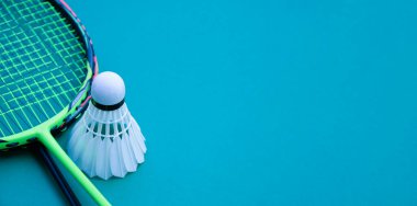 Beyaz kremalı badminton mekik ve raketler kapalı badminton kortunda, yumuşak ve seçici odak mekikleri, kopyalama alanı, dayanıklılık ve ağırlık konseptini gevşetmek için eğlence sporu.