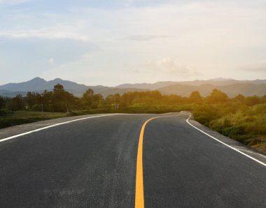 Güneydoğu Asya 'nın kırsal kesiminde, arabaların nadiren geçtiği asfalt bir yol, yumuşak incir ağacı..