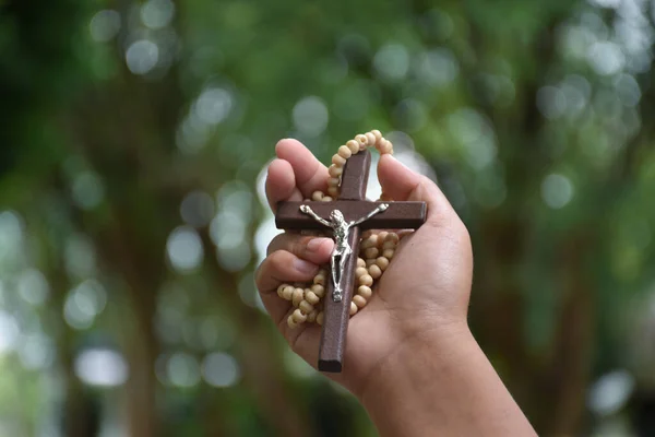 Drewniany Krzyż Różaniec Gospodarstwa Rękach Młodych Modlitwy Miękkie Selektywne Skupienie — Zdjęcie stockowe