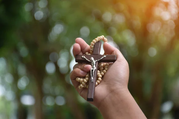 Rosário Cruz Madeira Segurando Mãos Oração Jovem Foco Suave Seletivo — Fotografia de Stock