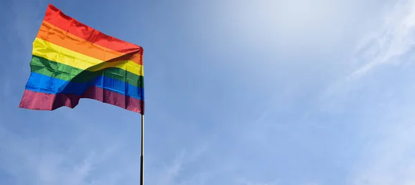 Szivárvány Zászló Rúd Felhős Kékes Háttérrel Koncepció Lmbt Büszkeség Hónap — Stock Fotó