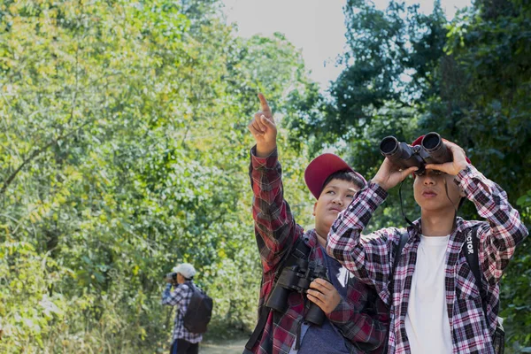 Νεαρά Ασιατικά Αγόρια Κόκκινο Καπέλο Και Καρό Πουκάμισο Στέκονται Και — Φωτογραφία Αρχείου