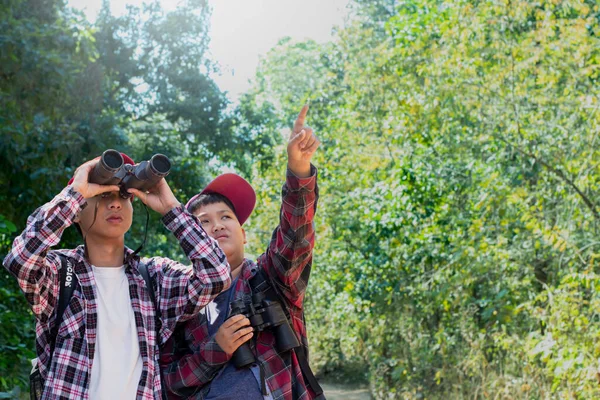 Kırmızı Şapkalı Ekose Gömlekli Genç Asyalı Oğlanlar Ellerinde Dürbünle Kuşları — Stok fotoğraf