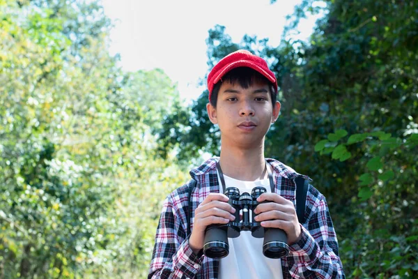 Junger Asiatischer Junge Roter Mütze Und Kariertem Hemd Stehend Und — Stockfoto