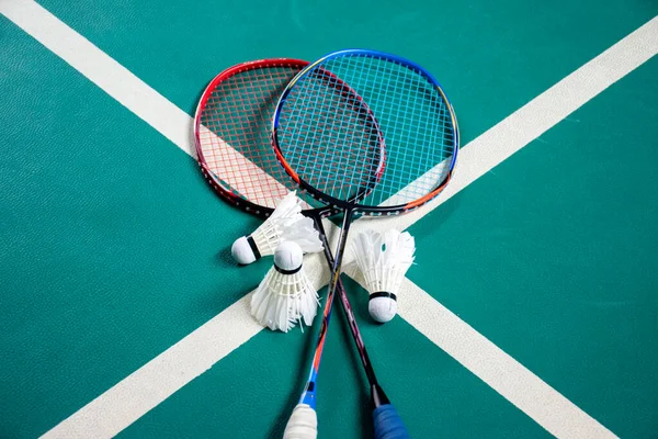 Badminton Rackets White Cream Badminton Shuttlecocks Playing Games Green Floor — Stock Photo, Image
