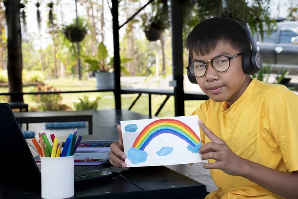 Sarı Tişörtlü Asyalı Çocuk Gözlük Kulaklık Takıyor Odanın Dışında Oturuyor — Stok fotoğraf