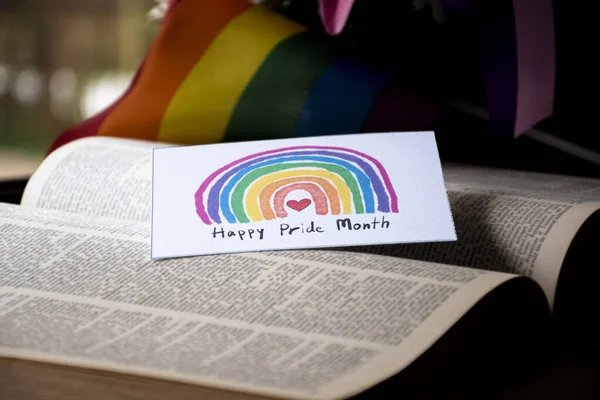 在翻开的旧书 模糊的背景 邀请所有人在骄傲月庆祝Lgbtq 活动的理念上 用快乐的骄傲月卡片勾画出彩虹色 — 图库照片