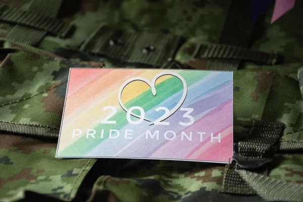 带着彩虹背景的心像 2023骄傲月 的卡带着伪装背包 呼吁所有人尊重性别多样性 骄傲月 庆祝Lgbtq — 图库照片