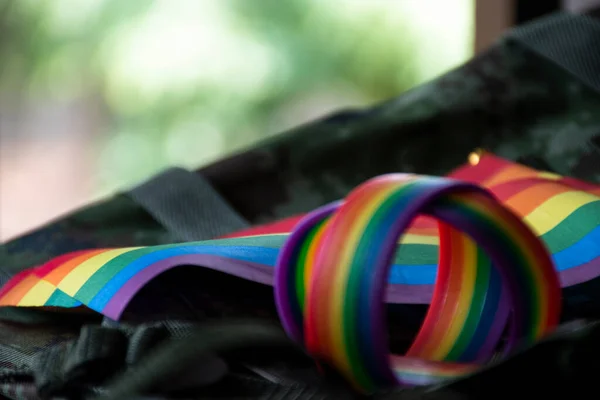 彩虹旗和彩虹腕带的伪装背景 概念庆祝男女同性恋 双性恋和变性者自豪月在世界各地 软和有选择地关注彩虹旗 — 图库照片