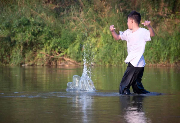 Азиатский Мальчик Белой Футболке Проводит Свободное Время Ныряя Плавая Бросая — стоковое фото