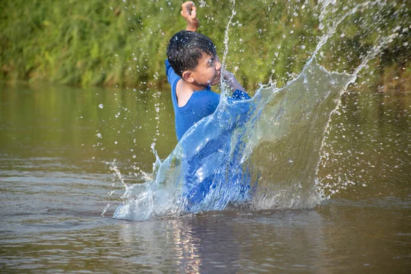 Азиатский Мальчик Голубой Футболке Проводит Свободное Время Ныряя Плавая Бросая — стоковое фото