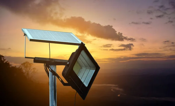 Mini Panel Fotowoltaiczny Lub Ogniwo Słoneczne Zainstalowane Metalowym Biegunie Reflektorem — Zdjęcie stockowe