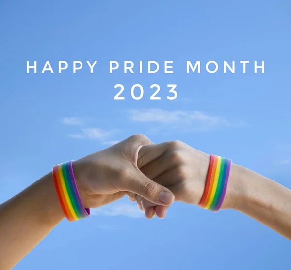 世界中のLgbtの人々の誇りの月 世界中のLgbtの人々のお祝いのための概念 青と虹のリストバンドの背景にある Happy Pride Month 2023 — ストック写真