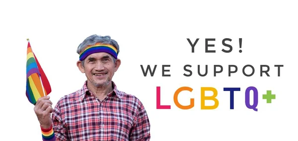 亚洲老人戴着彩虹腕带和帽带 手持彩虹旗 上面写着 我们支持Lgbt的白人背景 全球Lgbt骄傲月的概念 — 图库照片