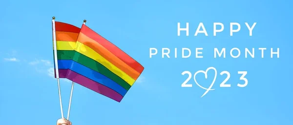 世界中でLgbtの人々がプライドの月 6月に祝うための概念 背景を上げぼやけた虹の旗の上に Happy Pride Month 2023 — ストック写真
