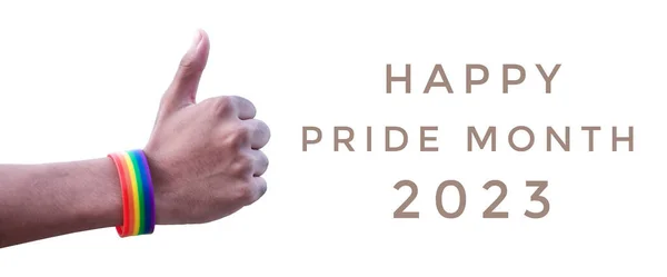 2023年6月 世界中でLgbtのお祝いのコンセプトである虹色のリストバンドを持つ白い背景と親指の手の上げで幸せな誇り月2023 — ストック写真