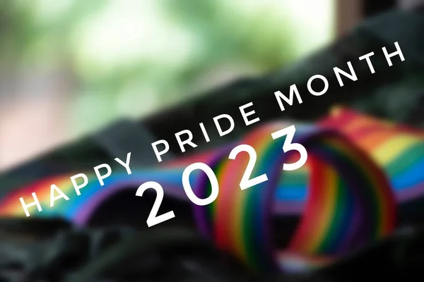 ハッピープライド月間2023虹の旗やリストバンドを背景に 誇り月 世界中のLgbtコミュニティのお祝いのための概念 — ストック写真