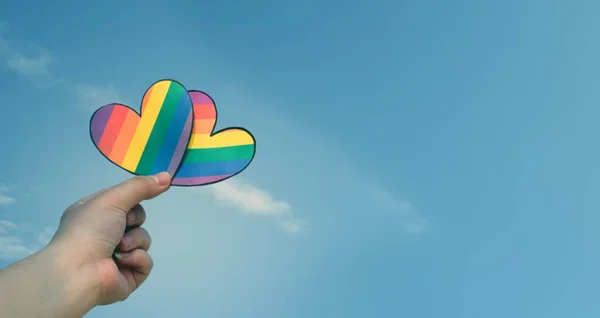 彩虹心带着模糊的蓝调背景 在骄傲的六月 世界范围内男女同性恋 双性恋和变性者社区庆祝活动的理念 — 图库照片