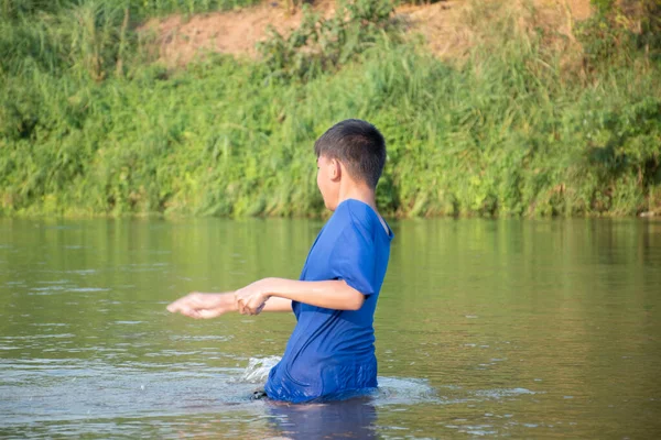 Азиатский Мальчик Голубой Футболке Проводит Свободное Время Ныряя Плавая Бросая — стоковое фото