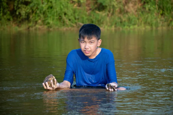 Ασιάτης Μπλε Shirt Περνάει Τις Ελεύθερες Ώρες Του Καταδύοντας Κολυμπώντας — Φωτογραφία Αρχείου
