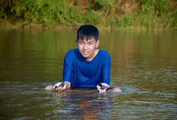 Mavi Tişörtlü Asyalı Çocuk Boş Zamanlarını Dalarak Yüzerek Taş Atarak — Stok fotoğraf