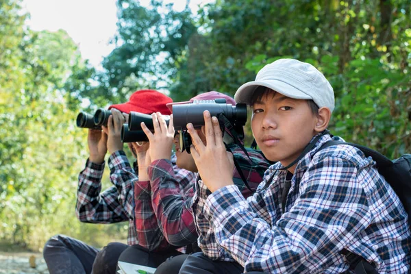 Meninos Asiáticos Segurando Binóculos Sentados Juntos Para Fazer Observação Aves — Fotografia de Stock